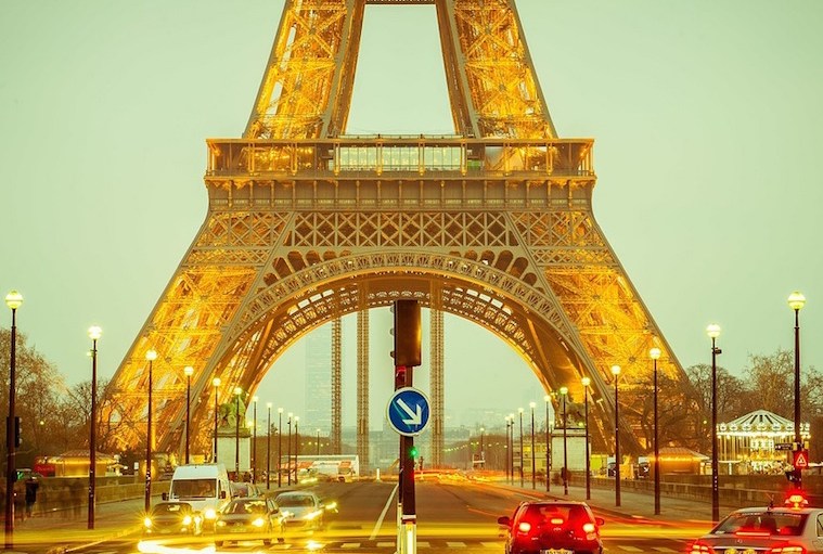 `Dead Malls' Will Soon Be a Fixture in France, UBS Predicts