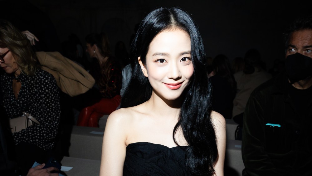 Jisoo attends the Dior spring 2023 show at Paris Fashion Week on Sept. 27.