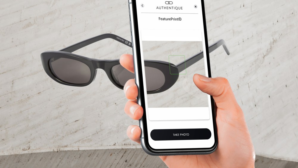 Demo of the Authentique app for authenticating fashion and luxury products.